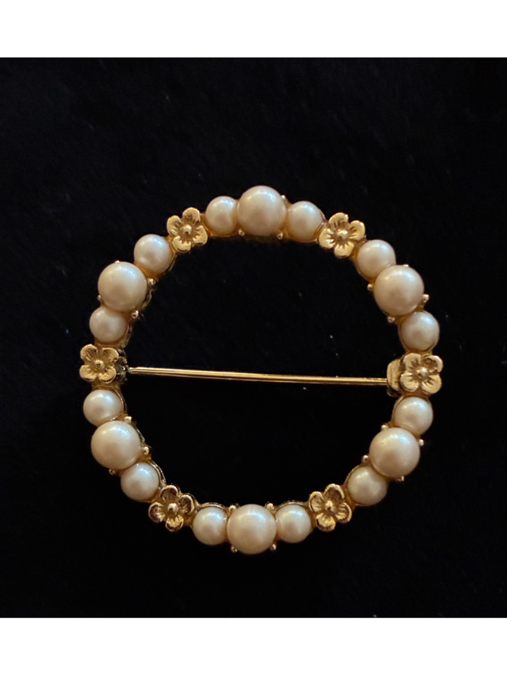 Vintage EUC Circa 1970 Faux Pearl Gold-Filled Wreath Brooch/Pin - Picture 2 of 6
